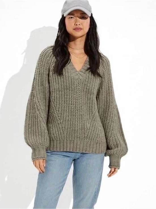 American Eagle Outfitters Sweaters - American Eagle Outfitters V-Neck Chunky Knit Sweater